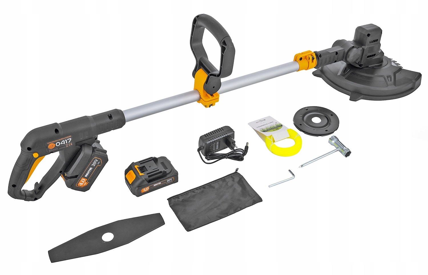 Dwa akumulatory, ładowarka do akumulatorów, osłona głowicy tnącej, ostrze tnące (nóż) do trawy, klucze montażowe oraz inne drobne akcesoria, czarna torba na akcesoria, podkaszarka. 